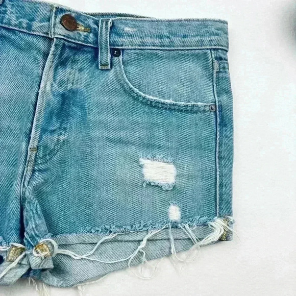 BDG Mid-Rise Tomgirl Button Fly Cheeky Denim Fray Cuffed Jean Short Size 27 - Picture 5 of 13